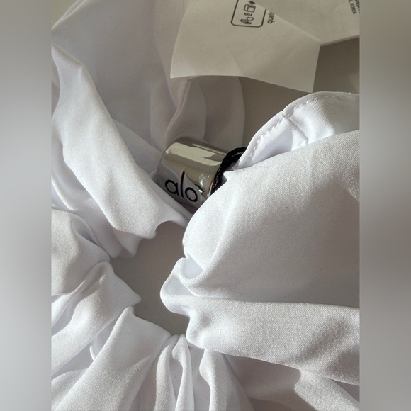 New Auth Alo Yoga Bead It Oversized Scrunchie NWT - white - Picture 2 of 4
